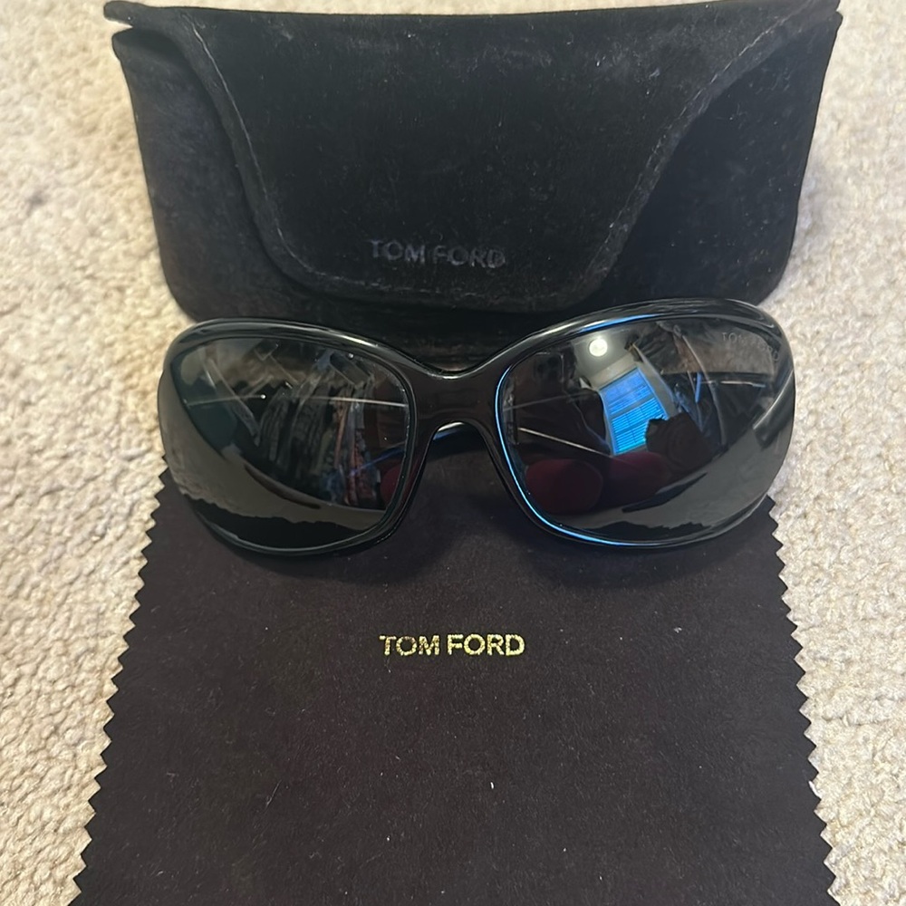 Tom ford sunglasses with cloth and case
